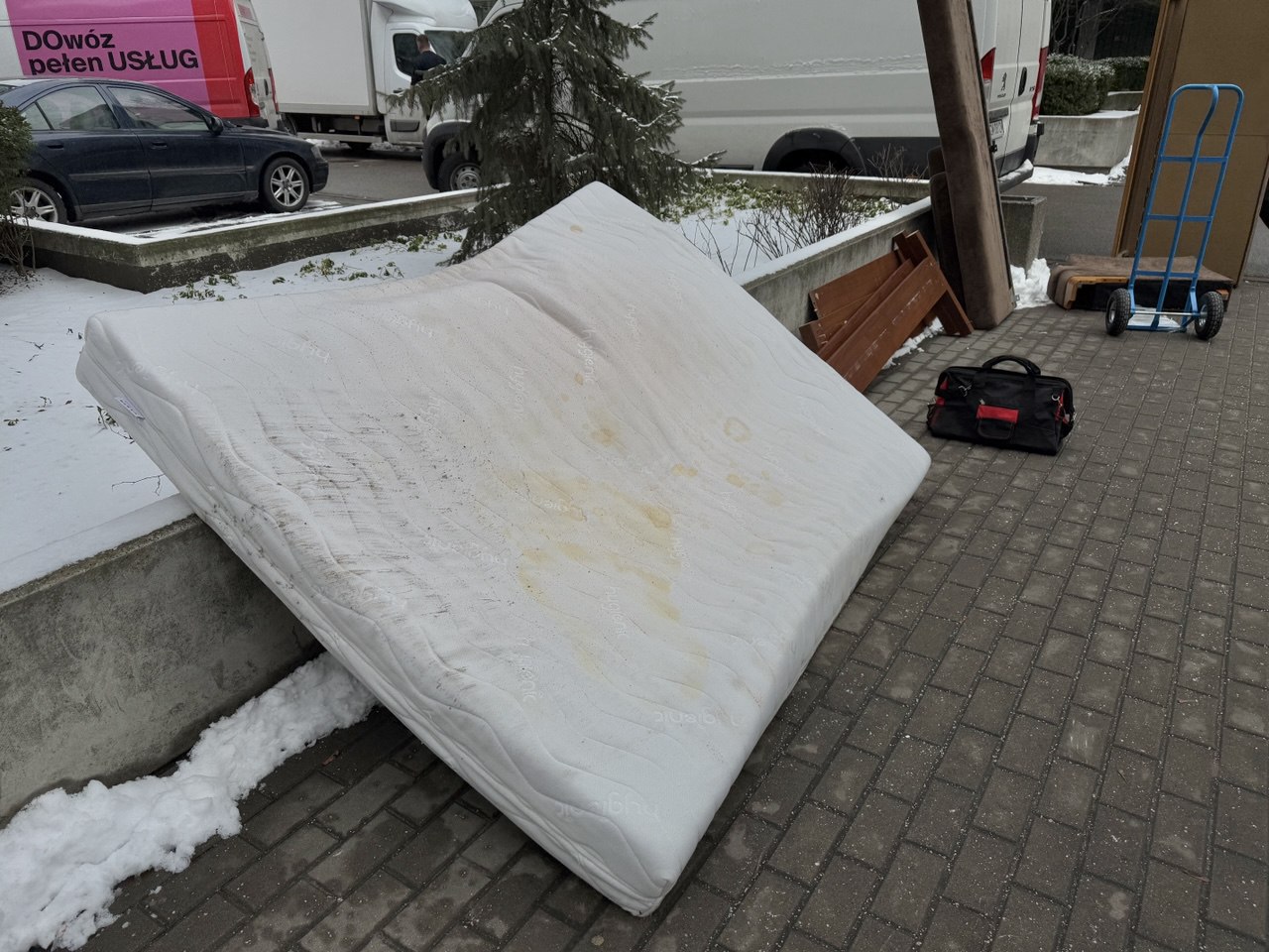 wyniesienie starego materaca z mieszkania 