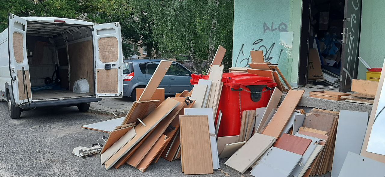 wywóz mebli biurowych w Warszawie