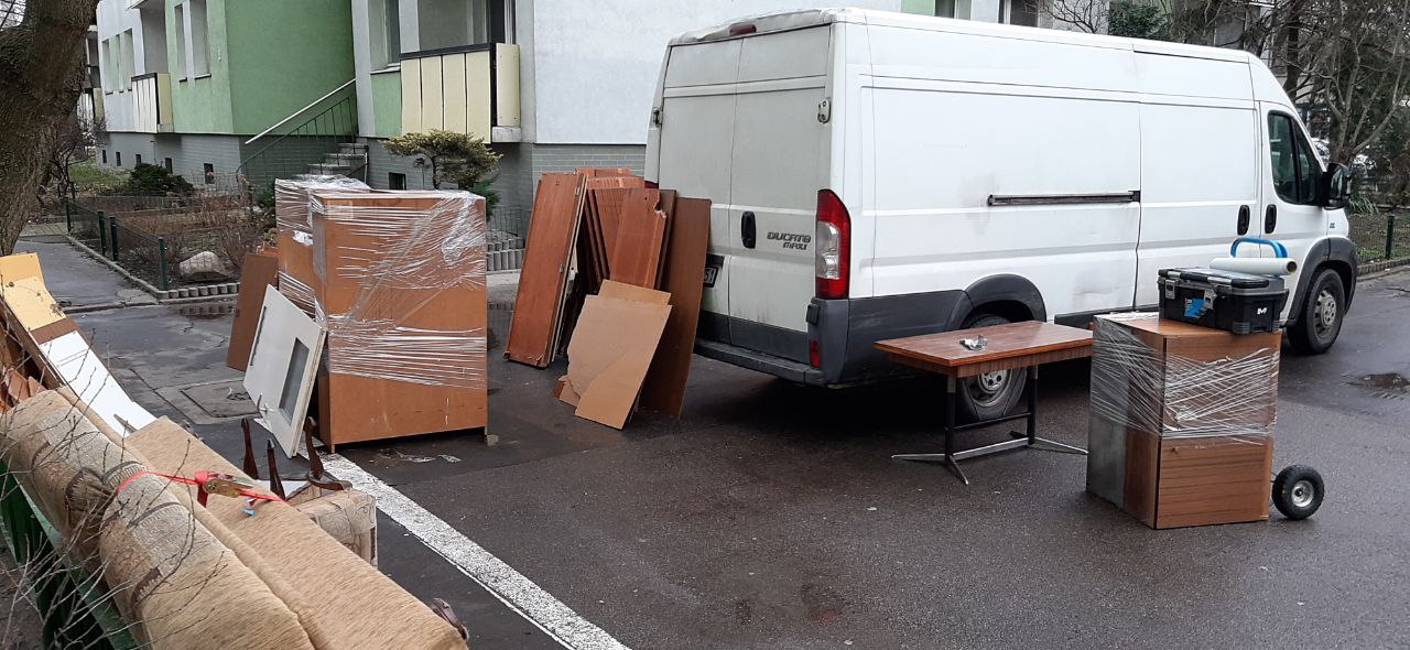 wywóz starych mebli z mieszkania w Warszawie