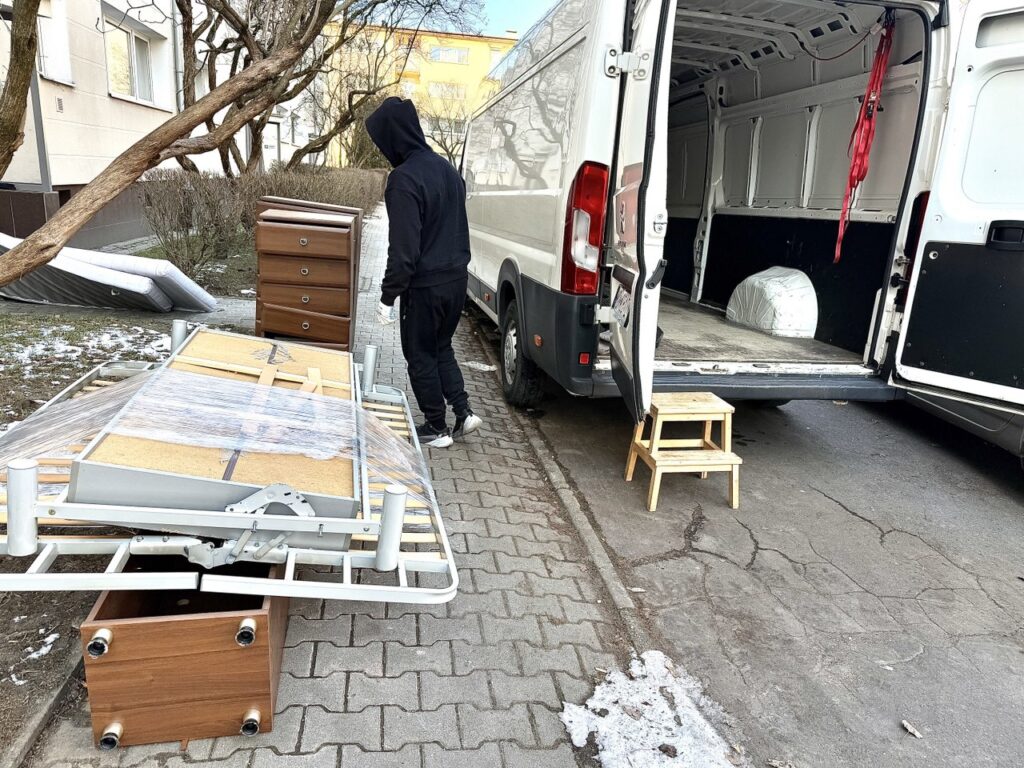 załadunek i wywóz starego łóżka i komody w warszawie