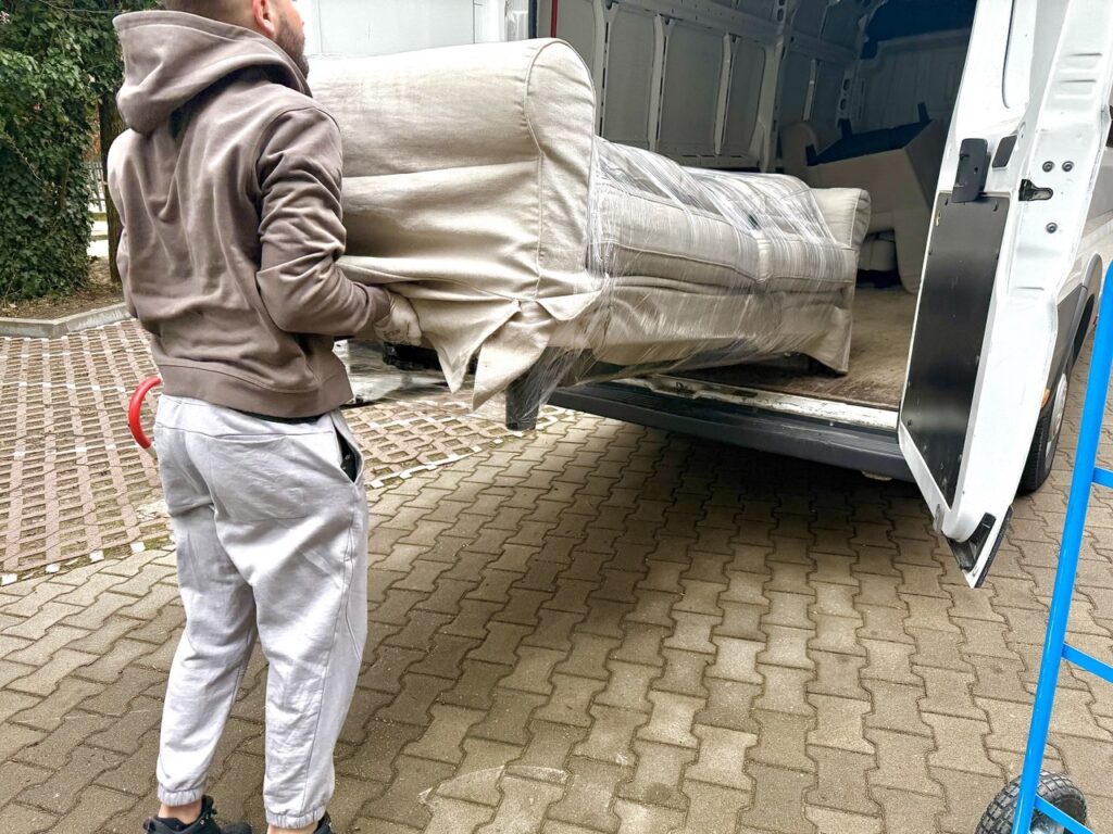 wywóz starej kanapy w Warszawie